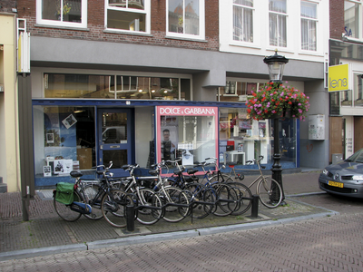 905451 Gezicht op de winkelpui van het pand Oudkerkhof 15 (contactlenzenspeciaalzaak Lens) te Utrecht.N.B. De pui is in ...